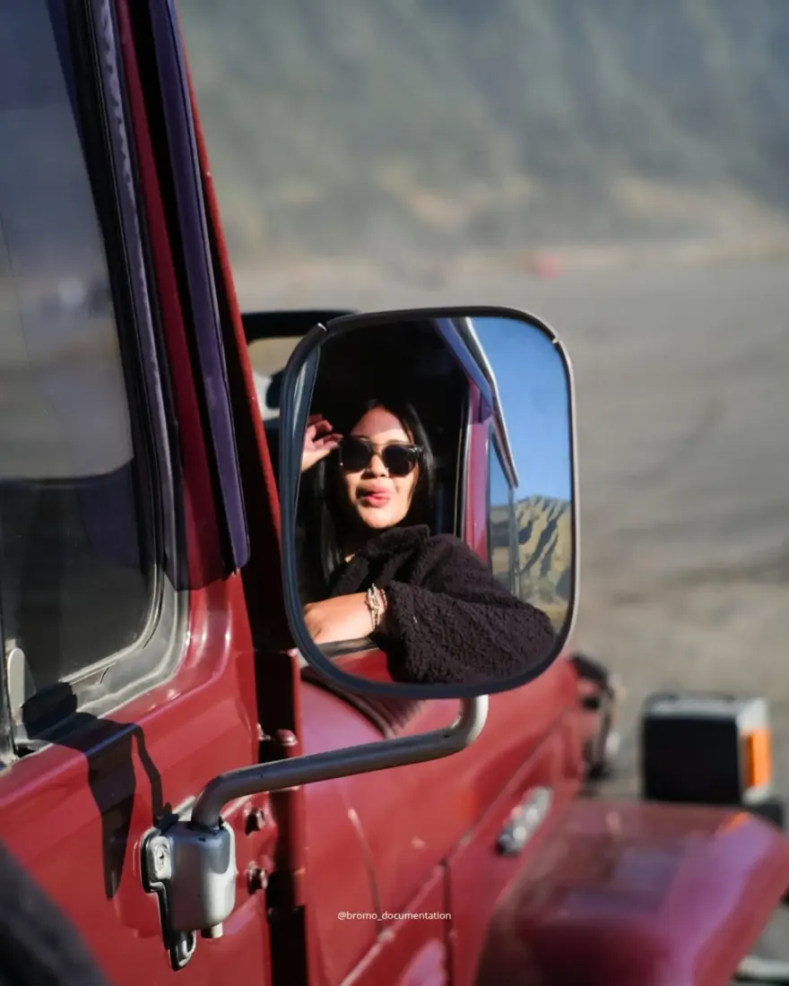 Tamu berfoto dari kaca spion jeep