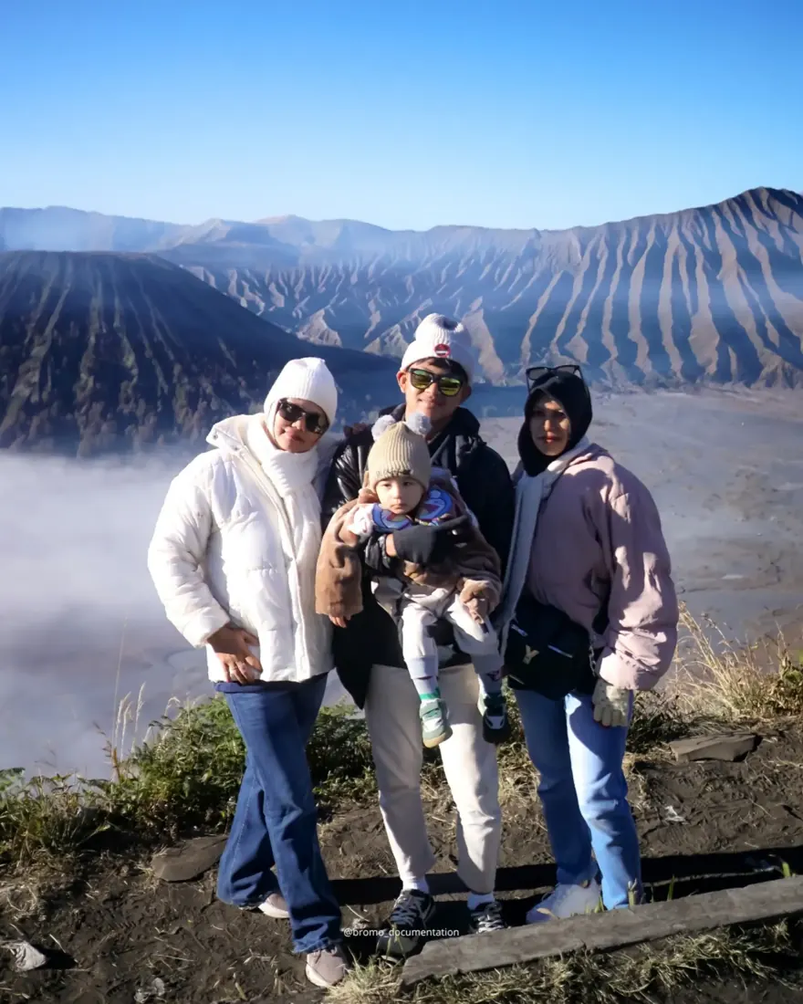 Keluarga berfoto di atas lautan awan