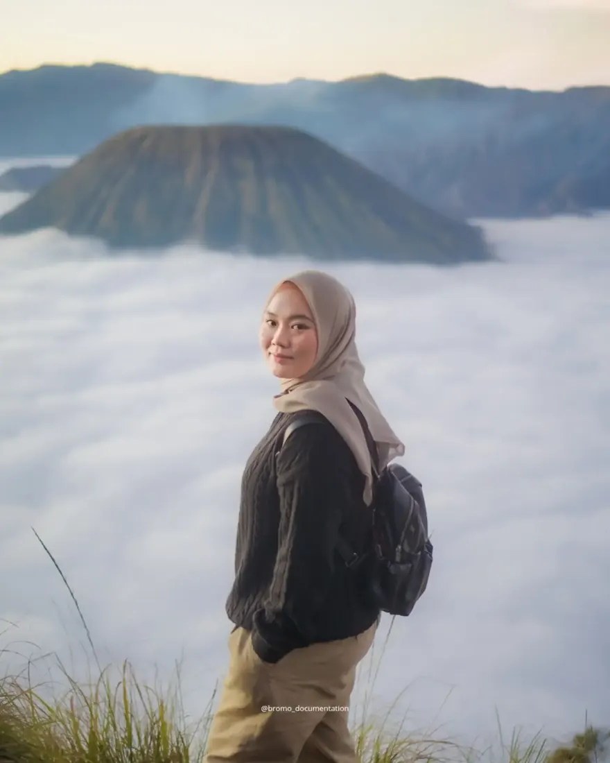Tamu berfoto di depan lautan awan