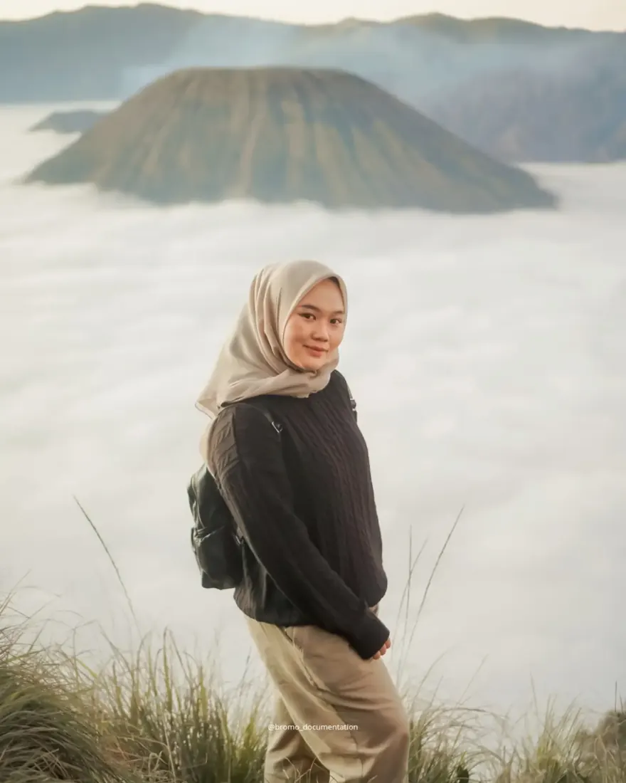 Tamu berfoto di depan lautan awan dan Gunung Batok
