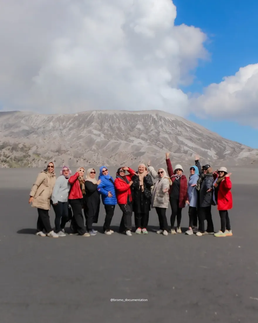 Rombongan besar tamu di lautan pasir Bromo